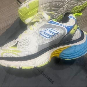 Balenciaga kids sneaker size 31 (13) worn once inside still new